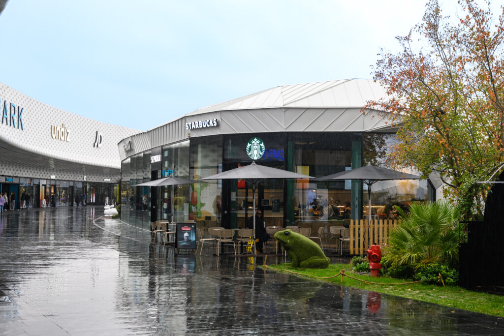 À proximité d'Angers, ce centre commercial abrite une large gamme de boutiques et de services. A l'intérieur du complexe, les points de vente en forme de ""Galets"" sont constitués d'une structure mixte bois / métal représentants des formes les plus futuristes.