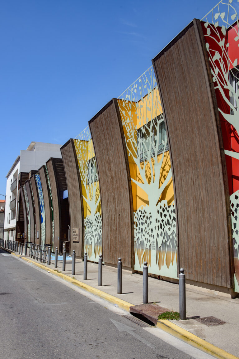 Cette école publique située dans le centre de Marseille bénéficie d'installations modernes pour l'éducation des enfants.