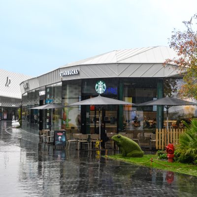 À proximité d'Angers, ce centre commercial abrite une large gamme de boutiques et de services. A l'intérieur du complexe, les points de vente en forme de ""Galets"" sont constitués d'une structure mixte bois / métal représentants des formes les plus futuristes.