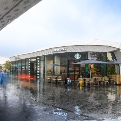 À proximité d'Angers, ce centre commercial abrite une large gamme de boutiques et de services. A l'intérieur du complexe, les points de vente en forme de ""Galets"" sont constitués d'une structure mixte bois / métal représentants des formes les plus futuristes.