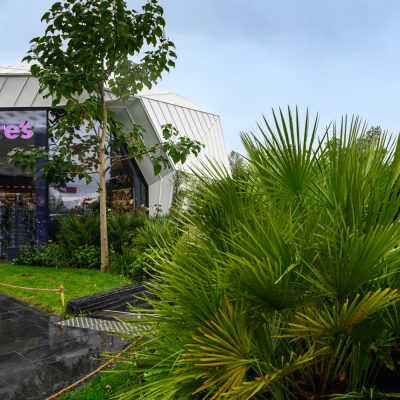 À proximité d'Angers, ce centre commercial abrite une large gamme de boutiques et de services. A l'intérieur du complexe, les points de vente en forme de ""Galets"" sont constitués d'une structure mixte bois / métal représentants des formes les plus futuristes.