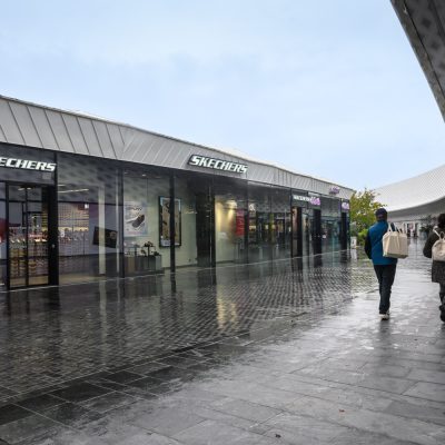 À proximité d'Angers, ce centre commercial abrite une large gamme de boutiques et de services. A l'intérieur du complexe, les points de vente en forme de ""Galets"" sont constitués d'une structure mixte bois / métal représentants des formes les plus futuristes.
