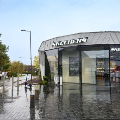 À proximité d'Angers, ce centre commercial abrite une large gamme de boutiques et de services. A l'intérieur du complexe, les points de vente en forme de ""Galets"" sont constitués d'une structure mixte bois / métal représentants des formes les plus futuristes.