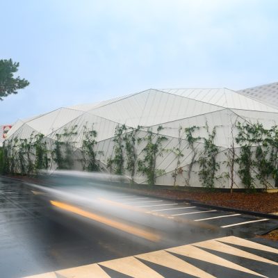 À proximité d'Angers, ce centre commercial abrite une large gamme de boutiques et de services. A l'intérieur du complexe, les points de vente en forme de ""Galets"" sont constitués d'une structure mixte bois / métal représentants des formes les plus futuristes.