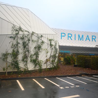 À proximité d'Angers, ce centre commercial abrite une large gamme de boutiques et de services. A l'intérieur du complexe, les points de vente en forme de ""Galets"" sont constitués d'une structure mixte bois / métal représentants des formes les plus futuristes.