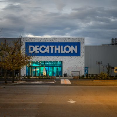 Le magasin décathlon de Varennes les Mâcon a fait peau neuve, en se modernisant, nottament avec un bardage design. Le parvis du magasin est vêtu d'un bardage blanc découpé avec des finitions minutieuses.