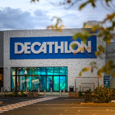 Le magasin décathlon de Varennes les Mâcon a fait peau neuve, en se modernisant, nottament avec un bardage design.