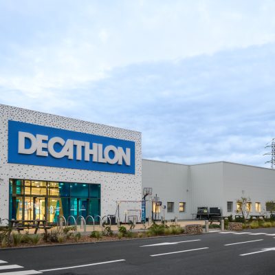 Le magasin décathlon de Varennes les Mâcon a fait peau neuve, en se modernisant, nottament avec un bardage design.