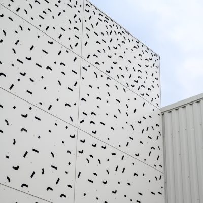 Le magasin décathlon de Varennes les Mâcon a fait peau neuve, en se modernisant, nottament avec un bardage design.