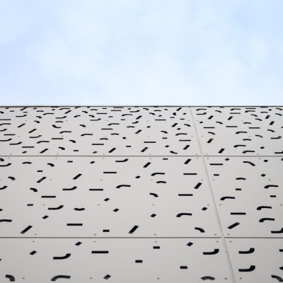 Le magasin décathlon de Varennes les Mâcon a fait peau neuve, en se modernisant, nottament avec un bardage design.