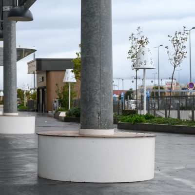 Situé à Pontault-Combault, ce centre commercial se veut moderne et écologique. Le bardage en stratifié haute pression sublime l'identité du site, avec une finition immitation bois et un découpage en forme de troncs d'arbres. Les parasols, eux aussi, rappellent la nature avec les découpes laser en forme de feuille. Un travail de précision pour un rendu de qualité.