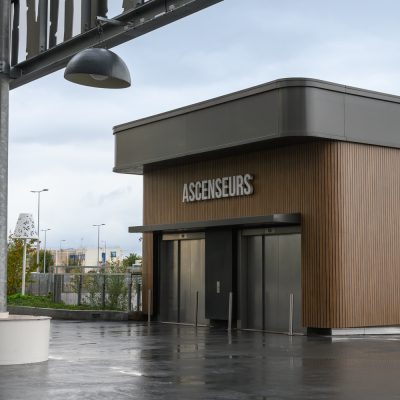 Situé à Pontault-Combault, ce centre commercial se veut moderne et écologique. Le bardage en stratifié haute pression sublime l'identité du site, avec une finition immitation bois et un découpage en forme de troncs d'arbres. Les parasols, eux aussi, rappellent la nature avec les découpes laser en forme de feuille. Un travail de précision pour un rendu de qualité.