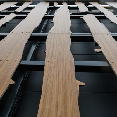 Situé à Pontault-Combault, ce centre commercial se veut moderne et écologique. Le bardage en stratifié haute pression sublime l'identité du site, avec une finition immitation bois et un découpage en forme de troncs d'arbres. Les parasols, eux aussi, rappellent la nature avec les découpes laser en forme de feuille. Un travail de précision pour un rendu de qualité.