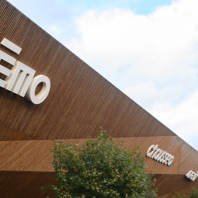 À Osny, ce centre commercial multi-enseignes est un centre de shopping, restauration et de loisirs. Parties vitrées, bardage en bois et en acier sont les éléments qui composent son habillage, montrant l'univers du possible, nottament avec le bardage en bois aux formes irrégulières.