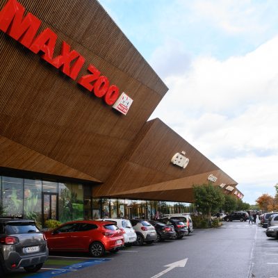 À Osny, ce centre commercial multi-enseignes est un centre de shopping, restauration et de loisirs. Parties vitrées, bardage en bois et en acier sont les éléments qui composent son habillage, montrant l'univers du possible, nottament avec le bardage en bois aux formes irrégulières.