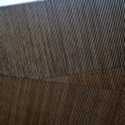 À Osny, ce centre commercial multi-enseignes est un centre de shopping, restauration et de loisirs. Parties vitrées, bardage en bois et en acier sont les éléments qui composent son habillage, montrant l'univers du possible, nottament avec le bardage en bois aux formes irrégulières.