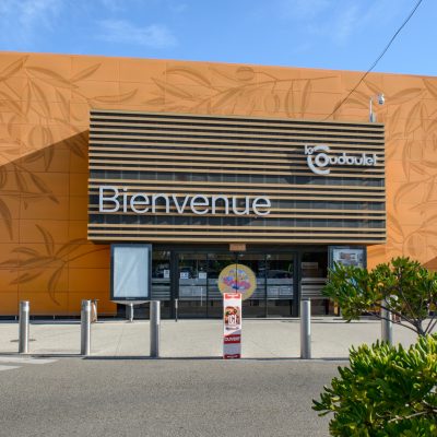 Ce centre commercial, situé à Orange, offre, en plus de son hypermarché carrefour,une variété de magasins et de restaurants pour tous les goûts. Les deux accès principaux sont vêtus d'un bardage orange perforé selon un plan précis afin d'en faire ressortir des formes de feuilles d'olivier.