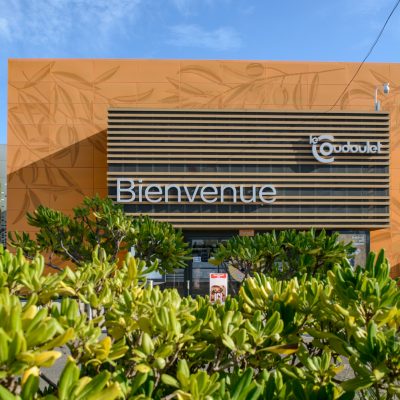Ce centre commercial, situé à Orange, offre, en plus de son hypermarché carrefour,une variété de magasins et de restaurants pour tous les goûts. Les deux accès principaux sont vêtus d'un bardage orange perforé selon un plan précis afin d'en faire ressortir des formes de feuilles d'olivier.