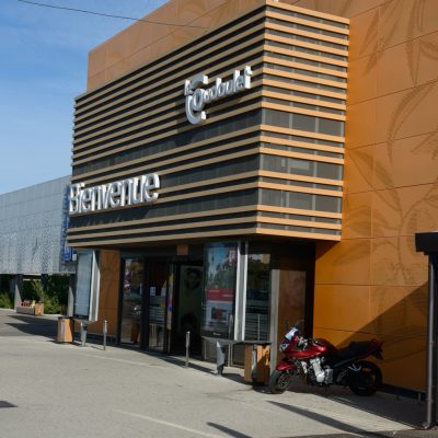 Ce centre commercial, situé à Orange, offre, en plus de son hypermarché carrefour,une variété de magasins et de restaurants pour tous les goûts. Les deux accès principaux sont vêtus d'un bardage orange perforé selon un plan précis afin d'en faire ressortir des formes de feuilles d'olivier.