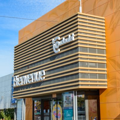 Ce centre commercial, situé à Orange, offre, en plus de son hypermarché carrefour,une variété de magasins et de restaurants pour tous les goûts. Les deux accès principaux sont vêtus d'un bardage orange perforé selon un plan précis afin d'en faire ressortir des formes de feuilles d'olivier.