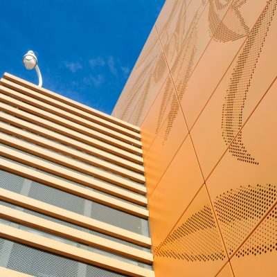 Ce centre commercial, situé à Orange, offre, en plus de son hypermarché carrefour,une variété de magasins et de restaurants pour tous les goûts. Les deux accès principaux sont vêtus d'un bardage orange perforé selon un plan précis afin d'en faire ressortir des formes de feuilles d'olivier.