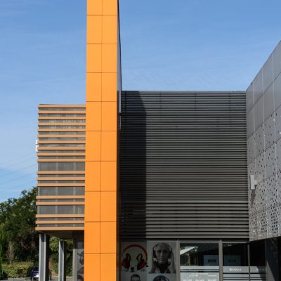 Ce centre commercial, situé à Orange, offre, en plus de son hypermarché carrefour,une variété de magasins et de restaurants pour tous les goûts. Les deux accès principaux sont vêtus d'un bardage orange perforé selon un plan précis afin d'en faire ressortir des formes de feuilles d'olivier.