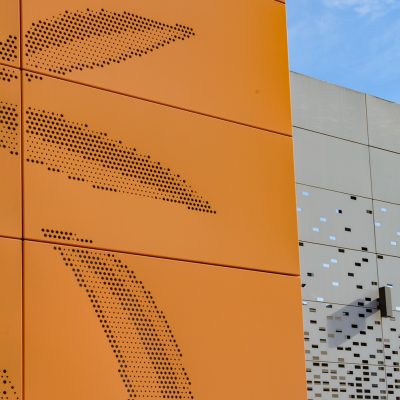 Ce centre commercial, situé à Orange, offre, en plus de son hypermarché carrefour,une variété de magasins et de restaurants pour tous les goûts. Les deux accès principaux sont vêtus d'un bardage orange perforé selon un plan précis afin d'en faire ressortir des formes de feuilles d'olivier.