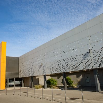 Ce centre commercial, situé à Orange, offre, en plus de son hypermarché carrefour,une variété de magasins et de restaurants pour tous les goûts. Les deux accès principaux sont vêtus d'un bardage orange perforé selon un plan précis afin d'en faire ressortir des formes de feuilles d'olivier.