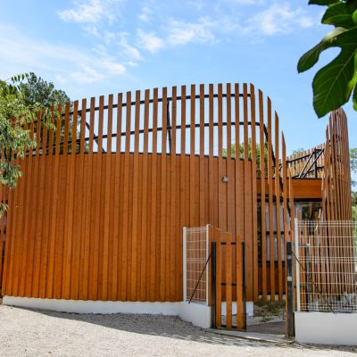 Le bois est à l'honneur pour cette salle polyvalente de l'union sportive et culturelle de la Rouvière, à Marseille.