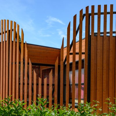 Le bois est à l'honneur pour cette salle polyvalente de l'union sportive et culturelle de la Rouvière, à Marseille.