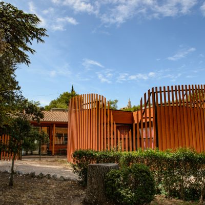 Le bois est à l'honneur pour cette salle polyvalente de l'union sportive et culturelle de la Rouvière, à Marseille.