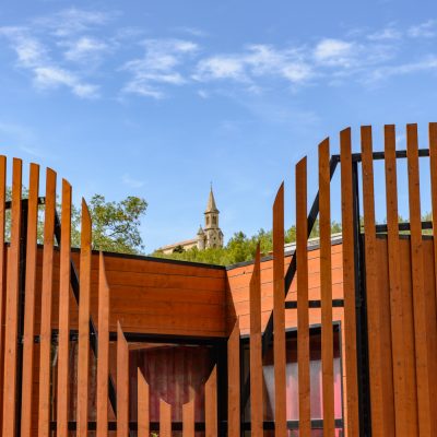 Le bois est à l'honneur pour cette salle polyvalente de l'union sportive et culturelle de la Rouvière, à Marseille.