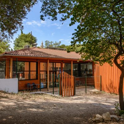 Le bois est à l'honneur pour cette salle polyvalente de l'union sportive et culturelle de la Rouvière, à Marseille.