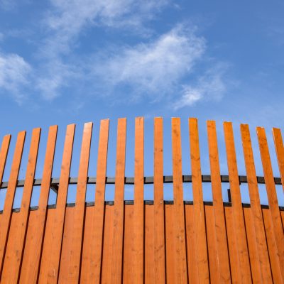 Le bois est à l'honneur pour cette salle polyvalente de l'union sportive et culturelle de la Rouvière, à Marseille.