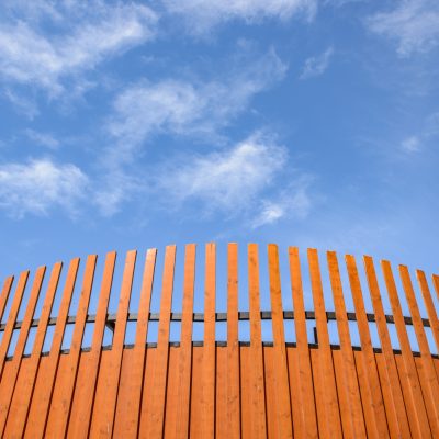 Le bois est à l'honneur pour cette salle polyvalente de l'union sportive et culturelle de la Rouvière, à Marseille.