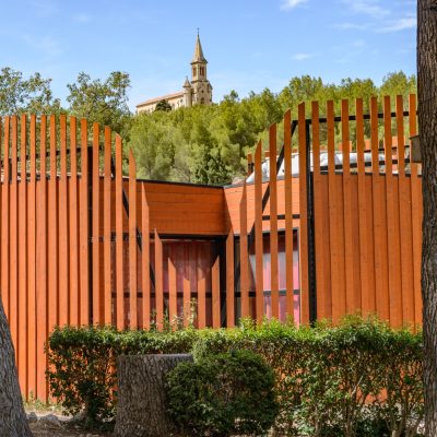 Le bois est à l'honneur pour cette salle polyvalente de l'union sportive et culturelle de la Rouvière, à Marseille.