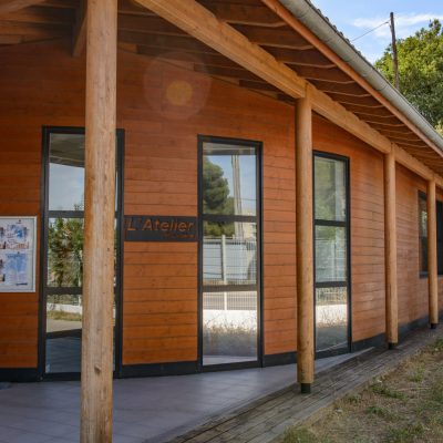 Le bois est à l'honneur pour cette salle polyvalente de l'union sportive et culturelle de la Rouvière, à Marseille.