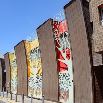 Cette école publique située dans le centre de Marseille bénéficie d'installations modernes pour l'éducation des enfants. Cette façade se voulant ressembler à un livre ouvert est le point d'orgue d'un des 1ers bâtiment en structure bois de la cité phocéennes, traditionnellement érigés en béton.