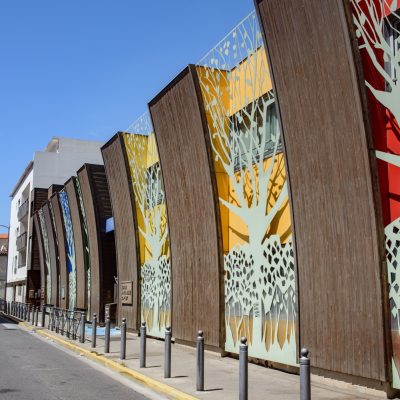 Cette école publique située dans le centre de Marseille bénéficie d'installations modernes pour l'éducation des enfants.