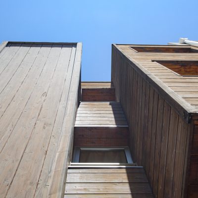 Cette école publique située dans le centre de Marseille bénéficie d'installations modernes pour l'éducation des enfants.