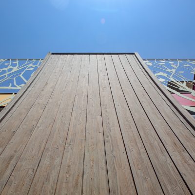 Cette école publique située dans le centre de Marseille bénéficie d'installations modernes pour l'éducation des enfants.