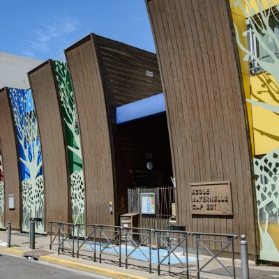 Cette école publique située dans le centre de Marseille bénéficie d'installations modernes pour l'éducation des enfants.