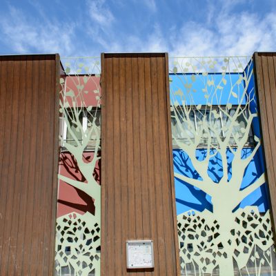 Cette école publique située dans le centre de Marseille bénéficie d'installations modernes pour l'éducation des enfants.