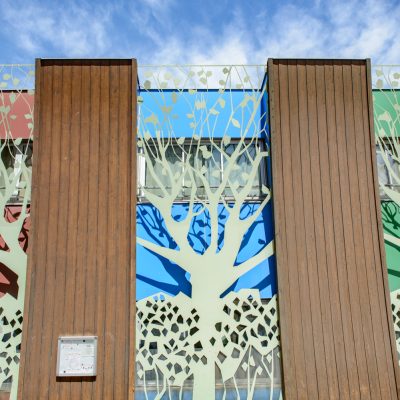 Cette école publique située dans le centre de Marseille bénéficie d'installations modernes pour l'éducation des enfants.