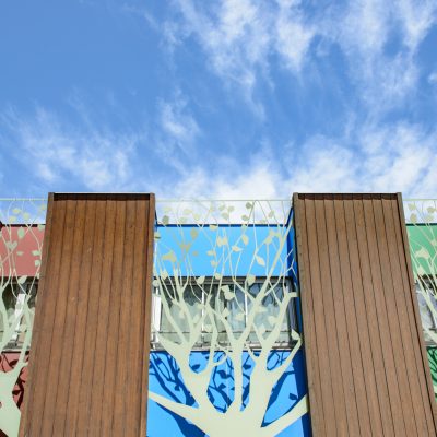 Cette école publique située dans le centre de Marseille bénéficie d'installations modernes pour l'éducation des enfants.