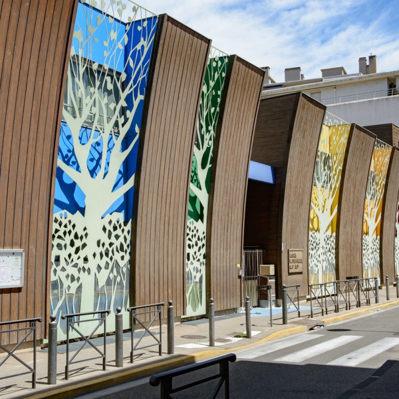 Cette école publique située dans le centre de Marseille bénéficie d'installations modernes pour l'éducation des enfants.