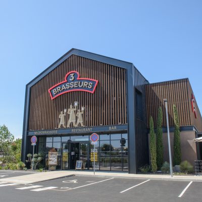 Ce restaurant 3 Brasseurs, situé à Vitrolles, est célèbre pour ses bières artisanales dans une ville dynamique des Bouches-du-Rhône.