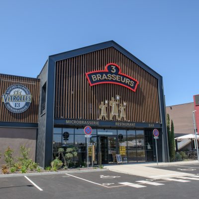 Ce restaurant 3 Brasseurs, situé à Vitrolles, est célèbre pour ses bières artisanales dans une ville dynamique des Bouches-du-Rhône.