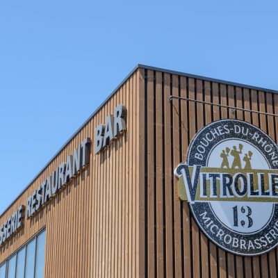 Ce restaurant 3 Brasseurs, situé à Vitrolles, est célèbre pour ses bières artisanales dans une ville dynamique des Bouches-du-Rhône.