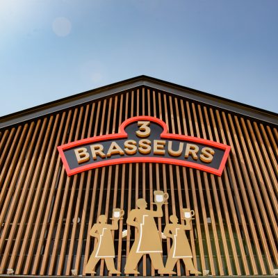 Ce restaurant 3 Brasseurs, situé à Vitrolles, est célèbre pour ses bières artisanales dans une ville dynamique des Bouches-du-Rhône.